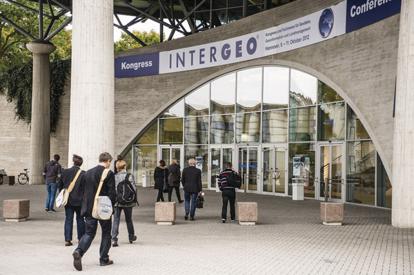 Visitors enter the Intergeo building. © HINTE GmbH