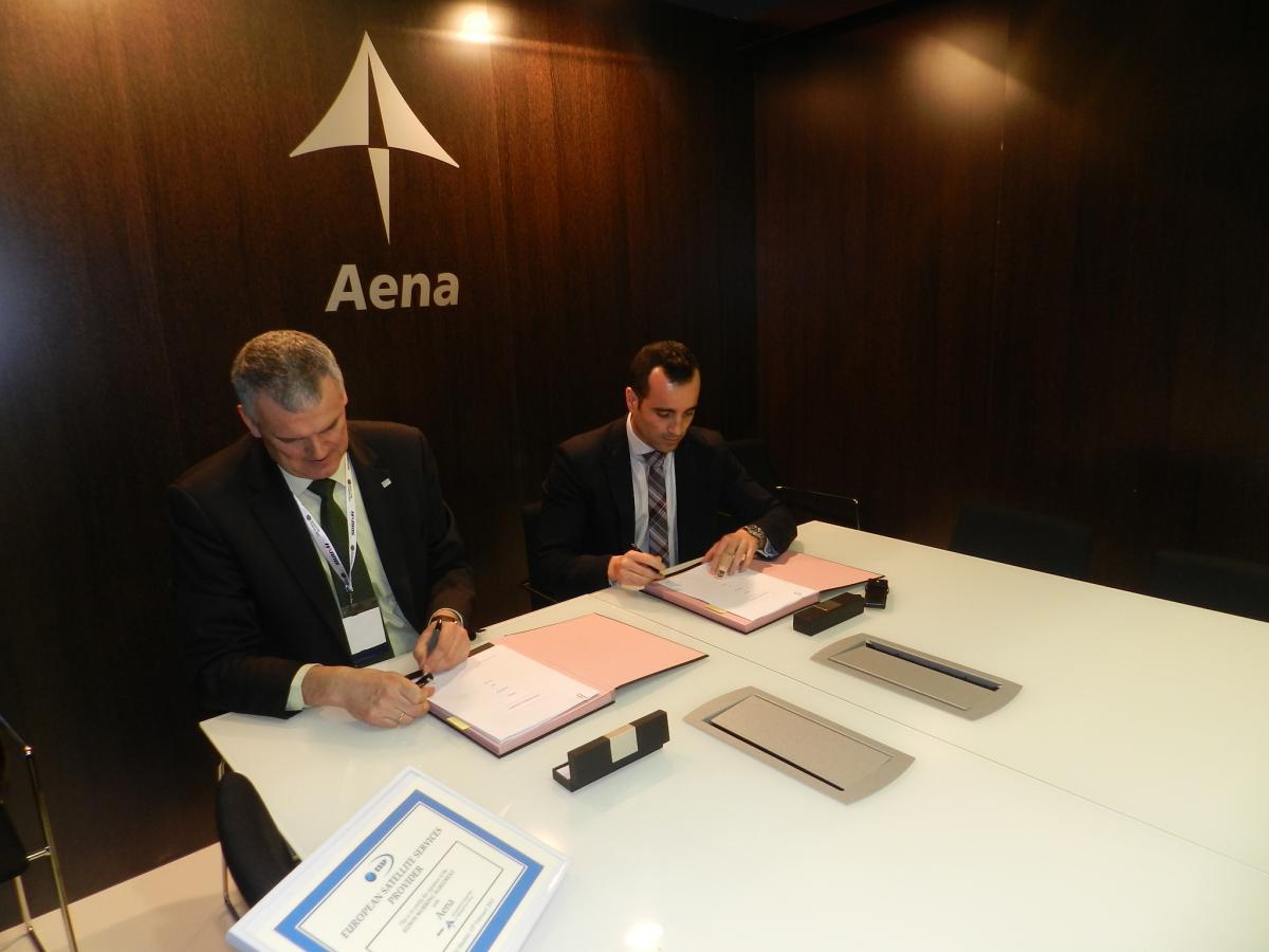 Dirk Werquin (left) and Ignacio Gonzalez (right) signing the agreement. © Pilar Azcarraga
